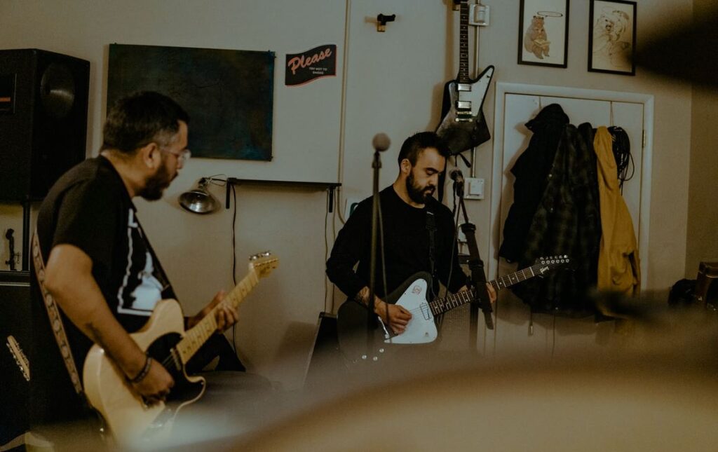 Who Invented The First Electric Guitar? Guitar Skills